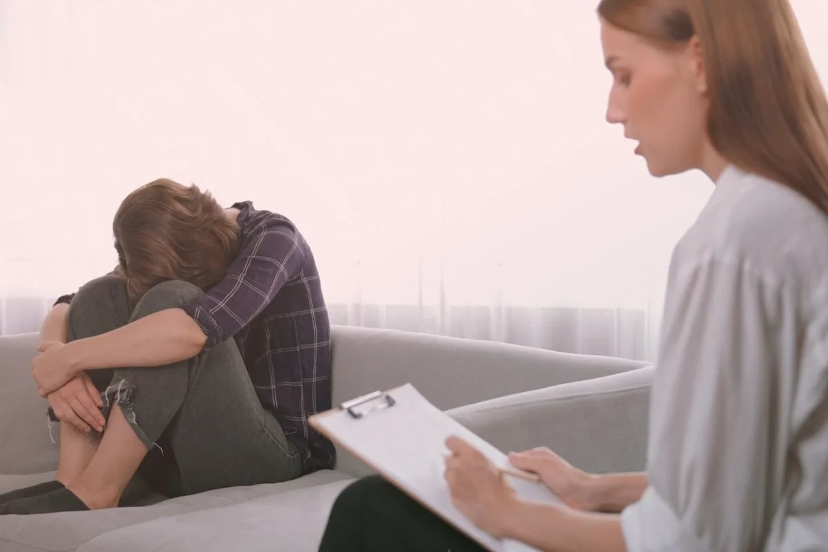 Врач слушает пациента
